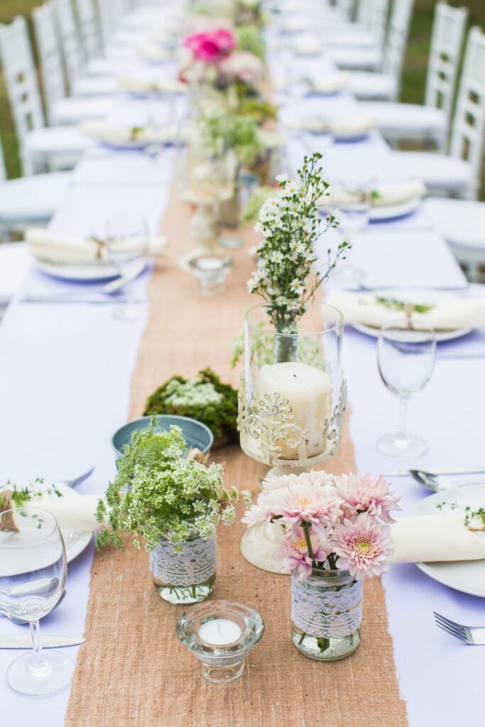 Aankleding, rustiek, kaarsen, bloemen, diner