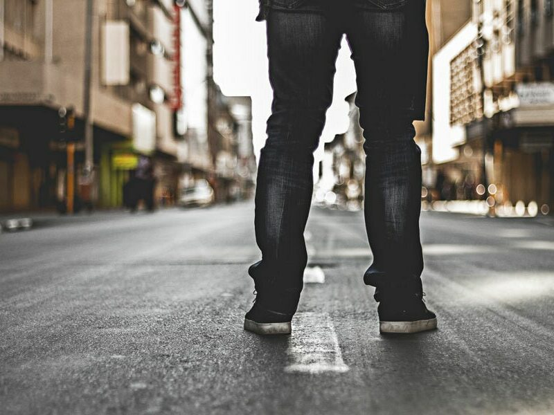 man-benen-spijkerbroek-straat-stad—Unsplash