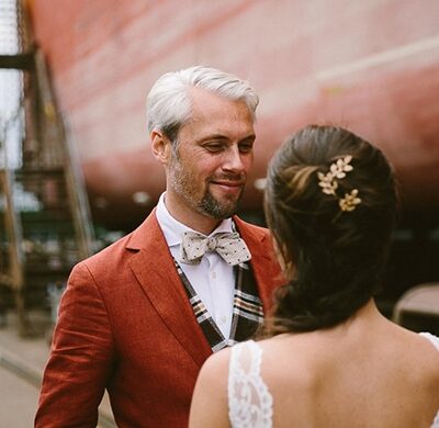 Roeland en Esther trouwen op een scheepswerf