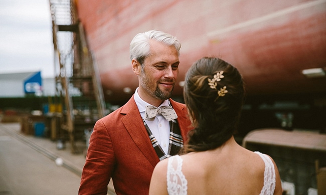 Roeland en Esther trouwen op een scheepswerf