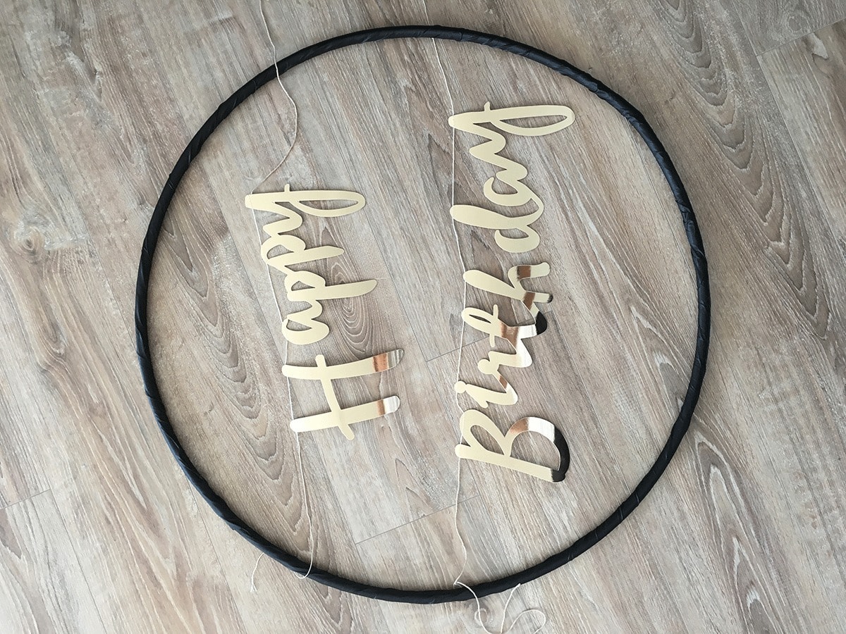 DIY-hoepel-met-bloemen-en-letters-5