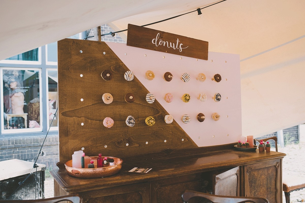 donut-wall-te-leuk-trouwen-bij-engaged-153