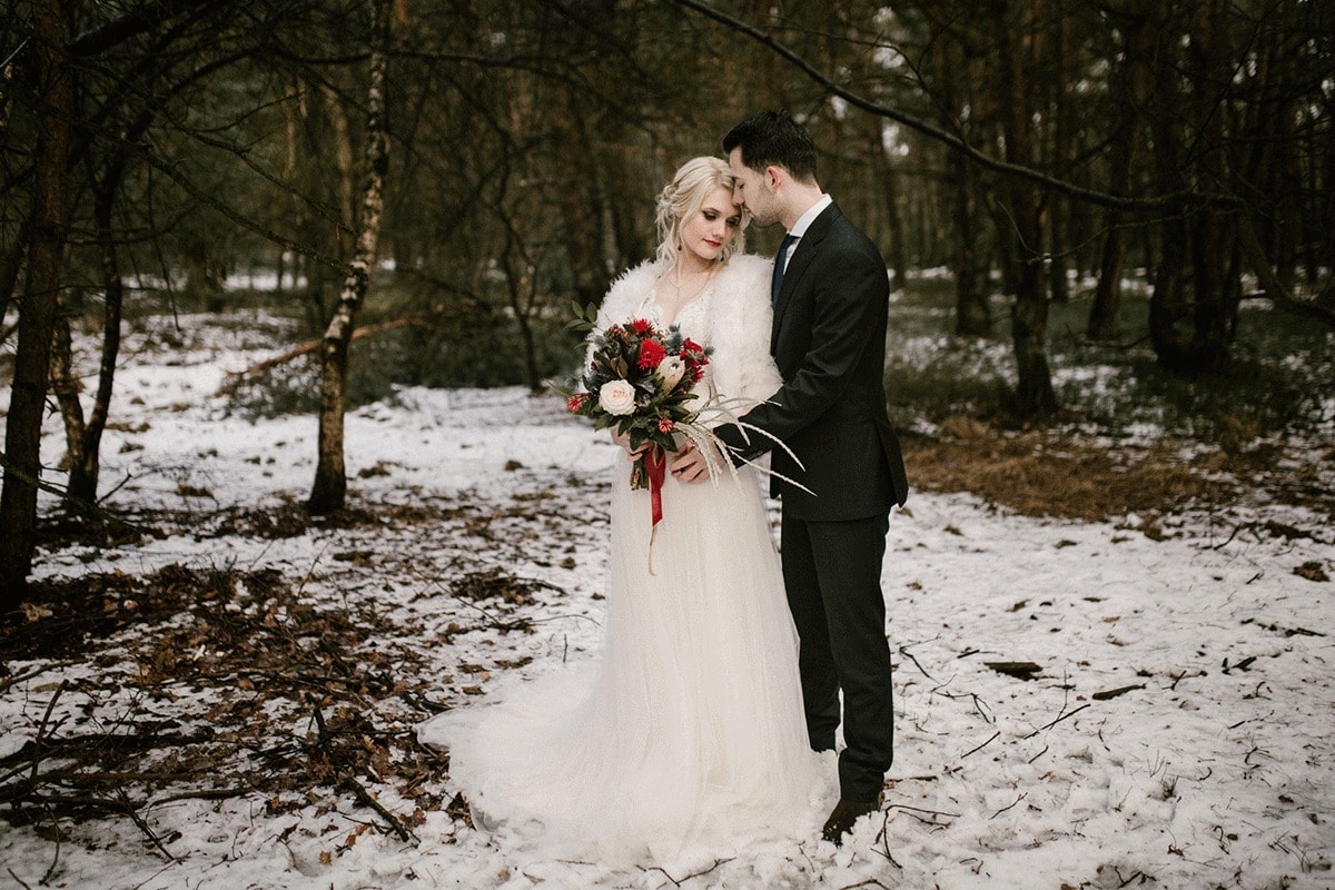 sprookjesachtige bruiloft in de sneeuw