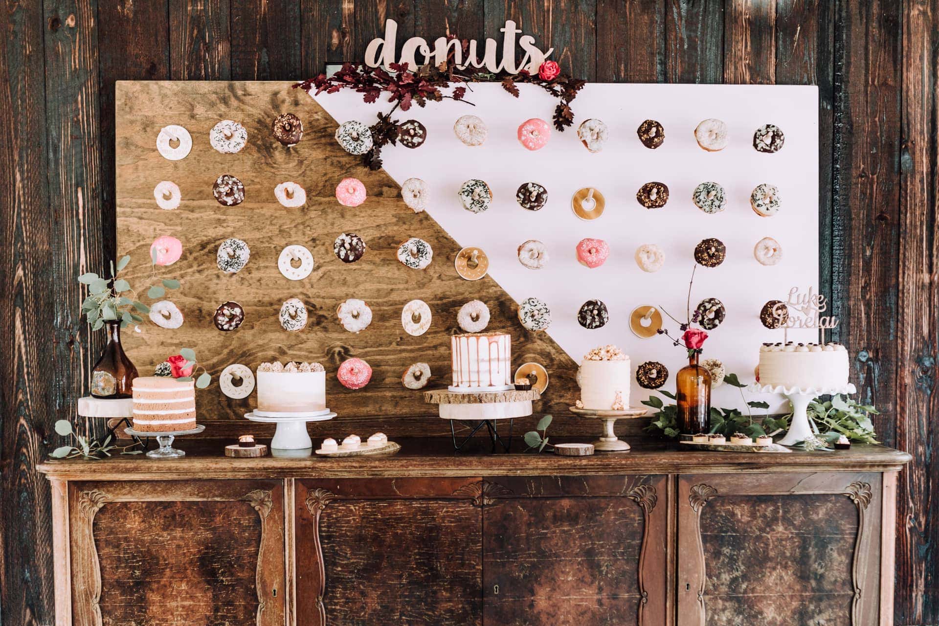 Donut wall met donuts op je bruiloft