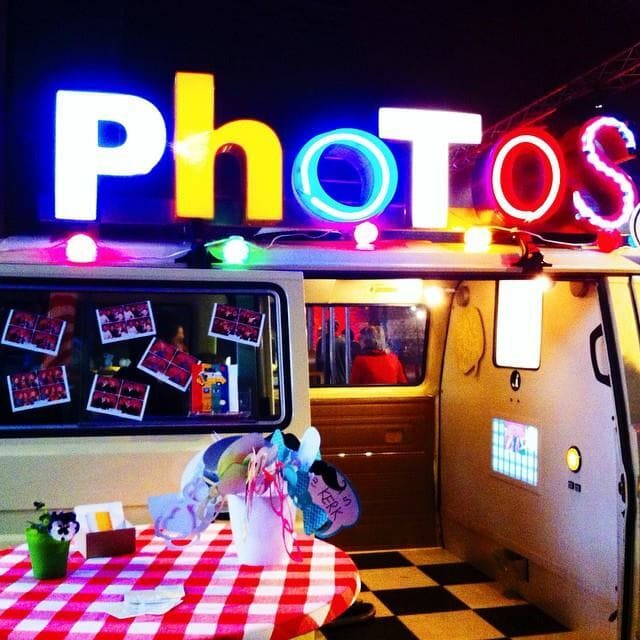 fotobusje Saykaas met neon letters