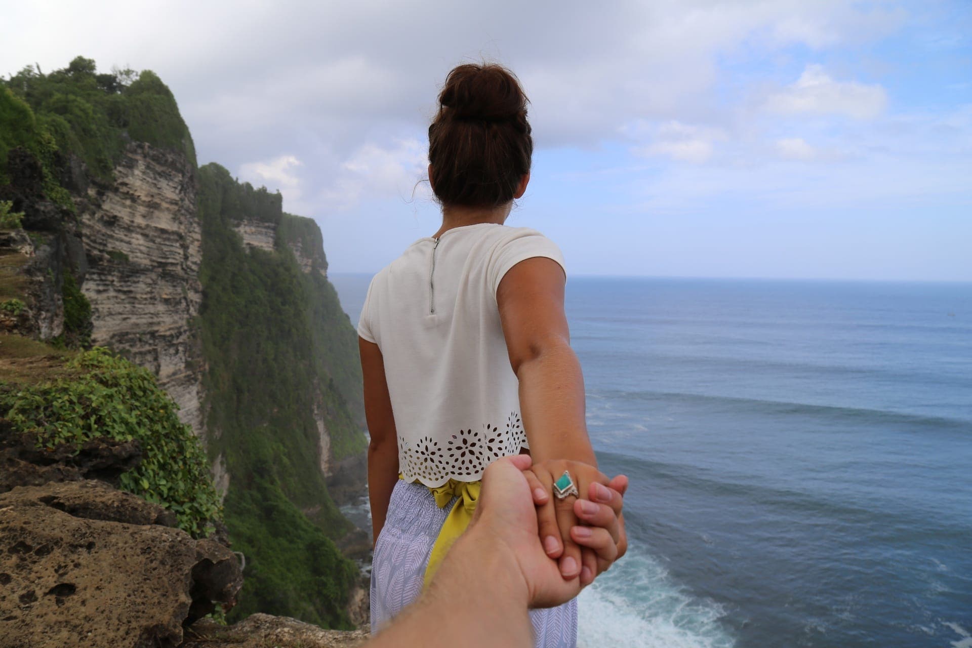 huwelijksreis stel hand arm strand honeymoon beach couple