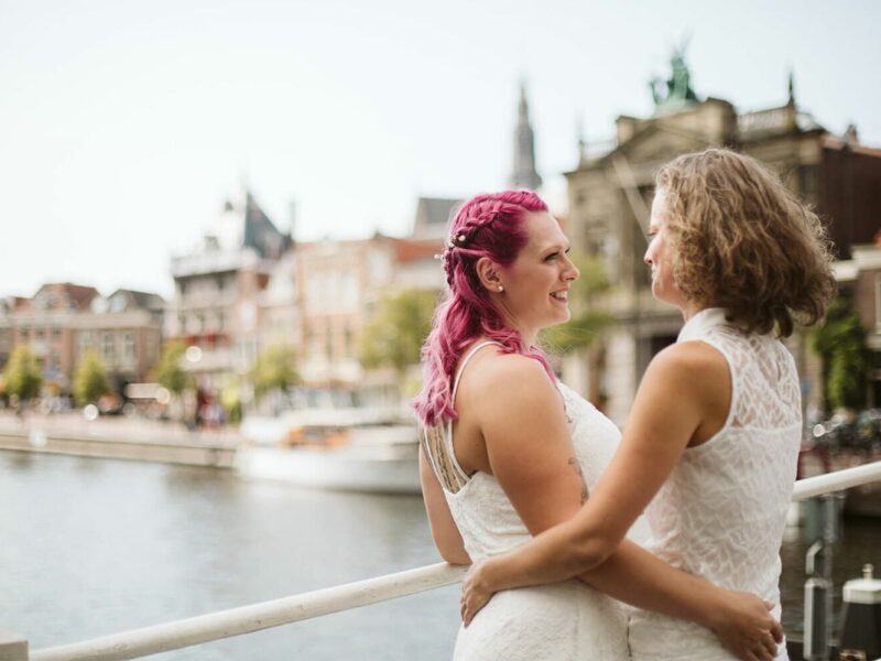 real-wedding-bruid-roze-haar-twee-bruiden-lesbische-bruiloft-queer-bruiloft