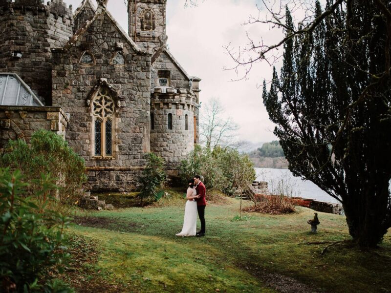 Trouwen in een kasteel is niet voor niets een droom van veel bruiden, want kijk eens hoe mooi deze bruiloft in Schotland is! www.girlsofhonour.nl
