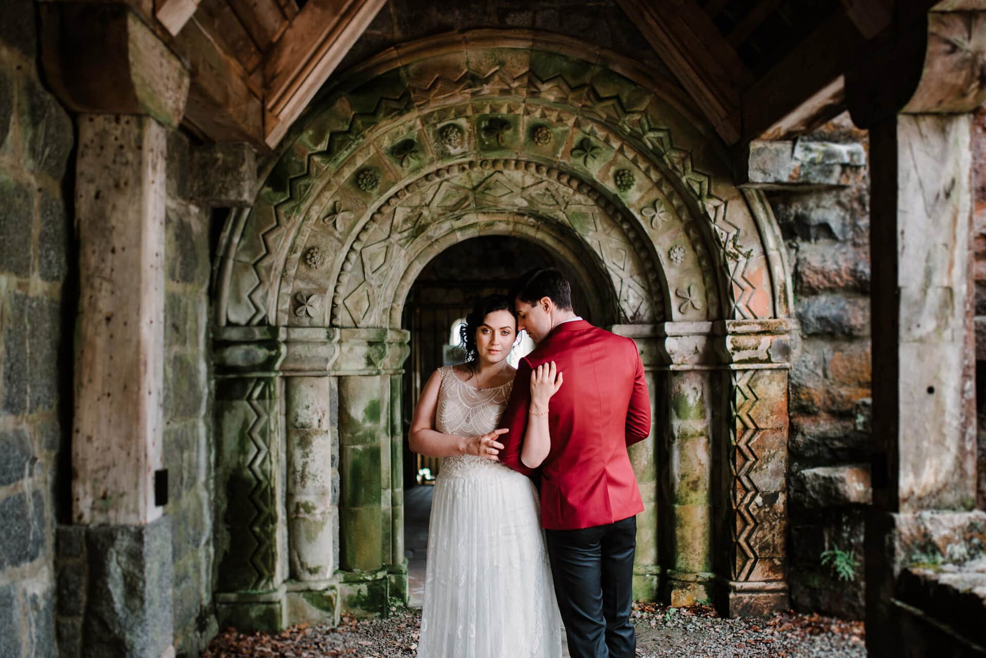 Trouwen in een kasteel is niet voor niets een droom van veel bruiden, want kijk eens hoe mooi deze bruiloft in Schotland is! www.girlsofhonour.nl
