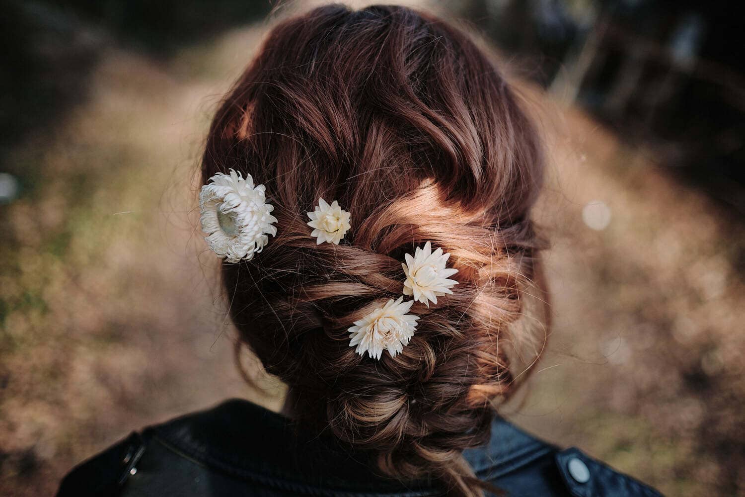 metgezel Kroniek seinpaal Bruidskapsel met bloemen: 5 prachtige looks voor je bruiloft