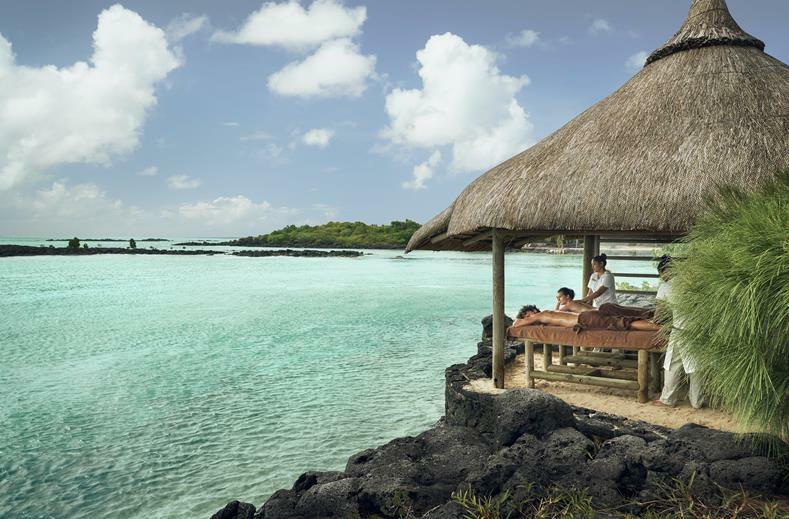 bruidspaar krijgt een massage aan het strand tijdens huwelijksreis mauritius