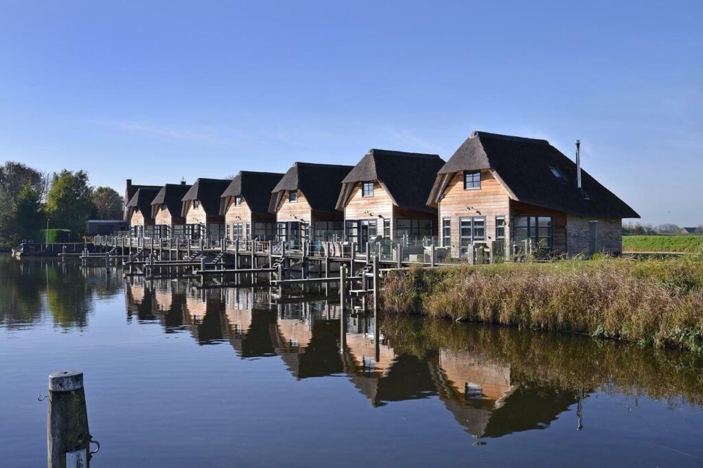 Deze afbeelding heeft een leeg alt-attribuut; de bestandsnaam is huwelijksreis-in-nederland-watervilla-zuiderhoeve-2-1024x683.jpg