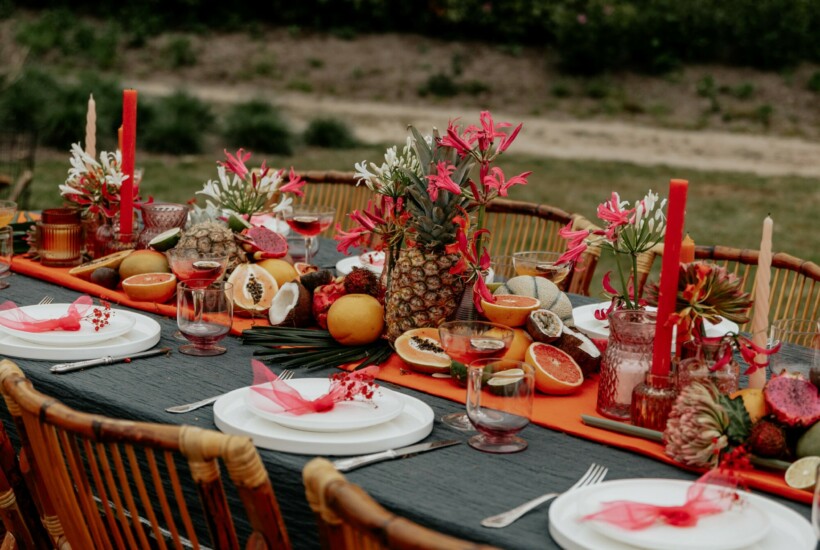 Colour bomb tafelstyling van Happy Vintage en Studio Vivre