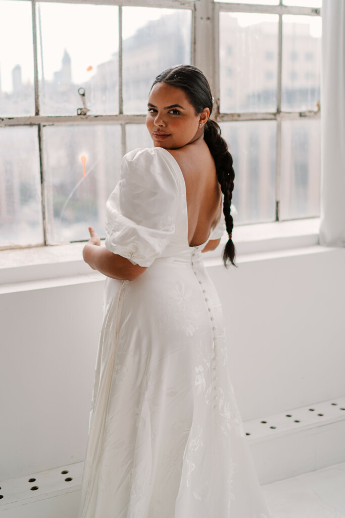 Trouwjurk met open rug door Loïs Smit Fotografie bij New York Bridal Week