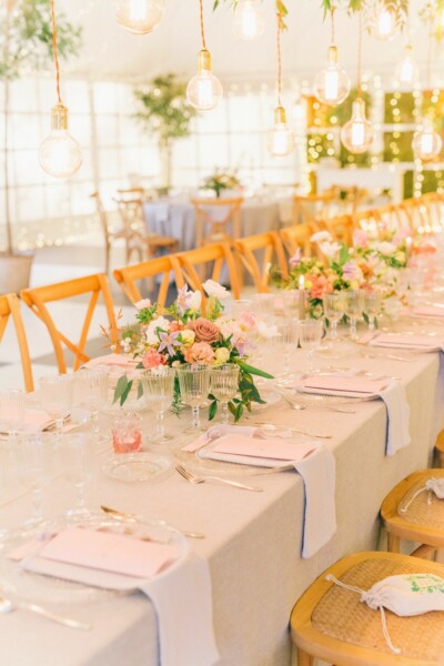 Pastelkleurige tafelsetting op een bruiloft