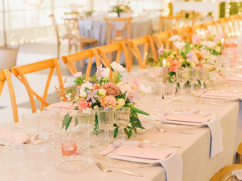 Pastelkleurige tafelsetting op een bruiloft