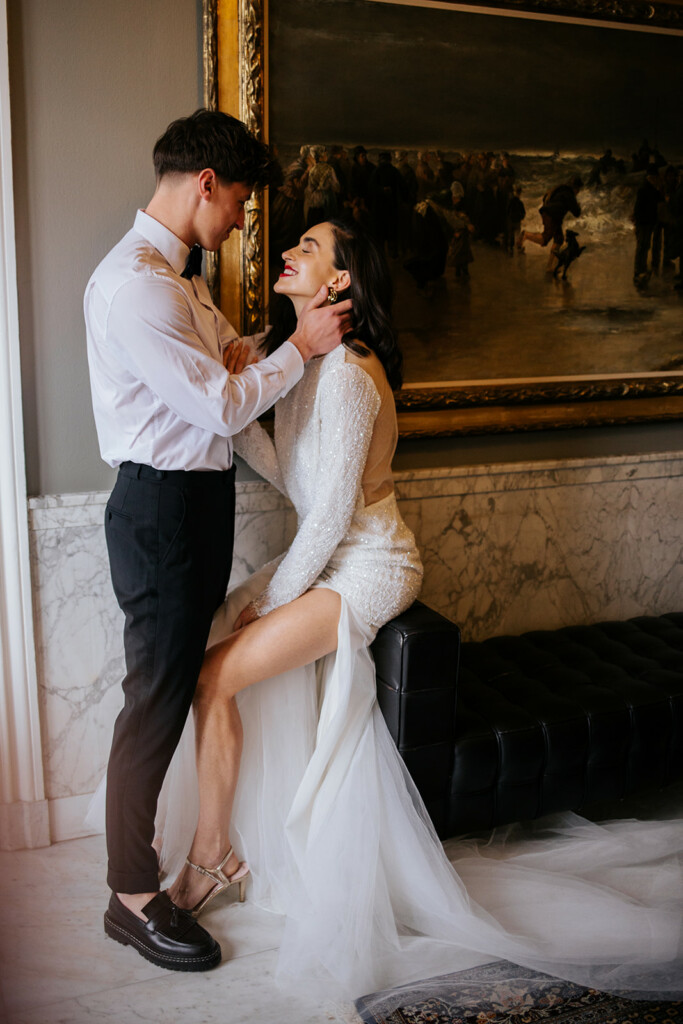Man in trouwpak en vrouw in trouwjurk met open rug door Yara Photography