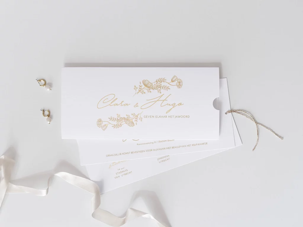 Klassieke trouwkaart met wit en goud
