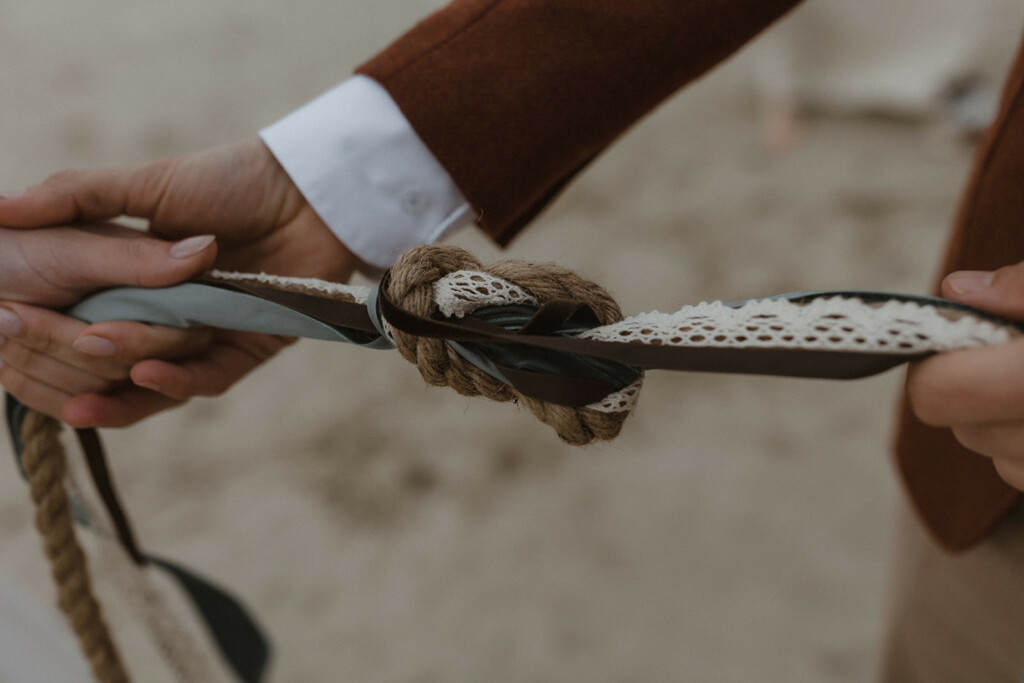 verbinding handfasting ceremonie