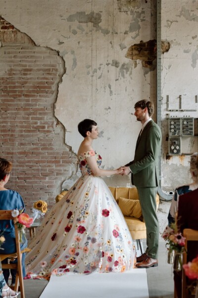 Ceremonie in de fabriekshal van DRU Industriepark, foto Arlene Leilani Photography